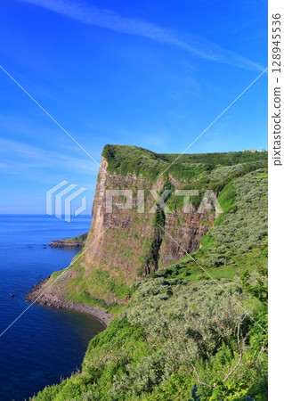 [Shimane Prefecture] Matengai Cliffs on Kuniga Coast on a clear day (Nishinoshima, Oki Islands) 128945536