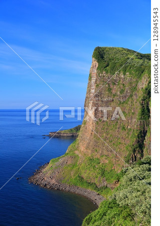 [Shimane Prefecture] Matengai Cliffs on Kuniga Coast on a clear day (Nishinoshima, Oki Islands) 128945543