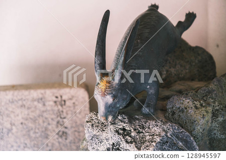 [Ujikami Shrine/Uji Shrine] Bronze statue of a rabbit 128945597