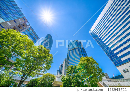 Tokyo cityscape in Japan, overlooking Shinagawa Station and office buildings (July 26, 2025) Tokyo cityscape in Japan, overlooking Shinagawa Station and office buildings (July 26, 2025) 128945721