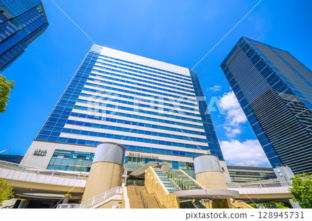 Tokyo cityscape in Japan, overlooking Shinagawa Station and office buildings (July 26, 2025) 128945731