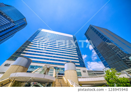 Tokyo cityscape in Japan, overlooking Shinagawa Station and office buildings (July 26, 2025) 128945948