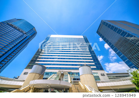 Tokyo cityscape in Japan, overlooking Shinagawa Station and office buildings (July 26, 2025) 128945949
