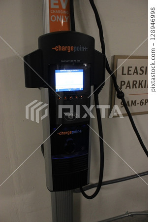 美國汽車經銷商的展示場景，有各種熱門車款：福特、雪佛蘭、荷蘭、皮卡、 128946998