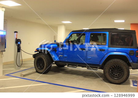 美國汽車經銷商的展示場景，有各種熱門車款：福特、雪佛蘭、荷蘭、皮卡、 128946999