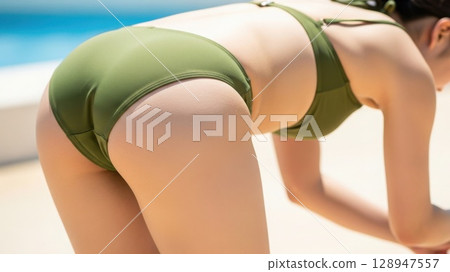 身穿卡其色比基尼的女人美麗臀部的特寫 128947557