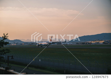 [Itami Sky Park] Planes flying at Itami Airport at dusk 128947673