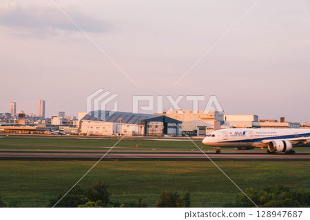 [Itami Sky Park] Planes flying at Itami Airport at dusk 128947687