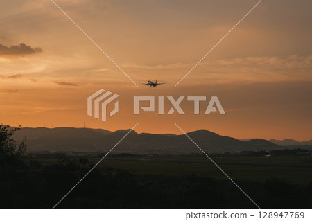 [Itami Sky Park] Planes flying into the sunset 128947769