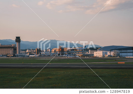 [Itami Sky Park] Planes landing at Itami Airport 128947819