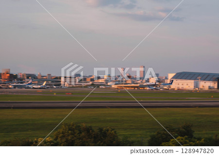 [Itami Sky Park] Planes landing at Itami Airport 128947820