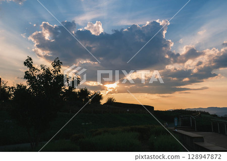 【伊丹天空公園】美麗的夕陽景色 128947872