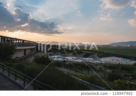 [Itami Sky Park] A park at dusk adjacent to Itami Airport 128947982