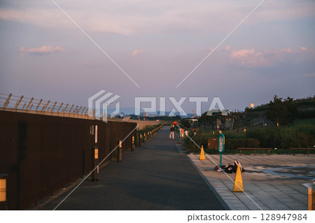 [Itami Sky Park] A park at dusk adjacent to Itami Airport 128947984