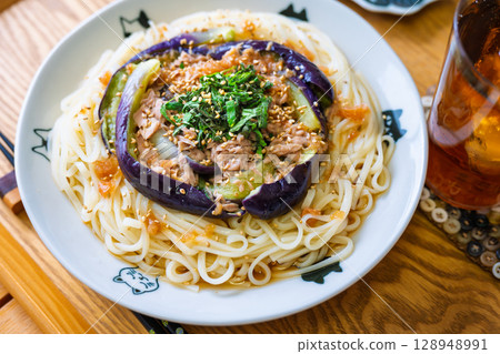 Chilled udon noodles with tuna and steamed eggplant and plum sauce Chilled udon noodles with tuna and steamed eggplant and plum sauce 128948991