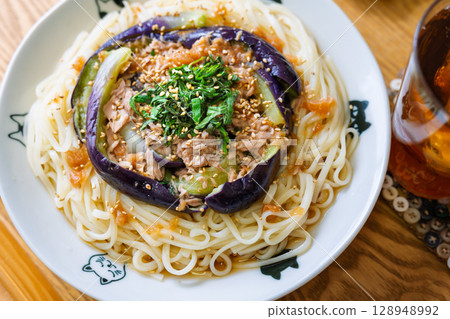 冷烏龍麵佐鮪魚、蒸茄子和梅子醬 128948992