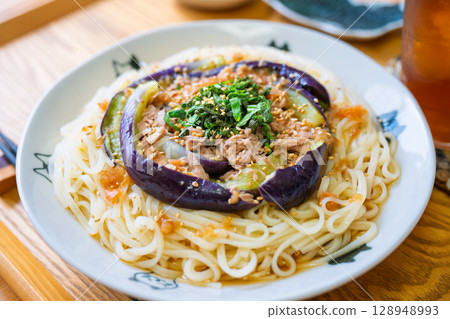 Chilled udon noodles with tuna and steamed eggplant and plum sauce 128948993