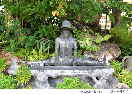 Statue of a hermit performing a massage therapy pose at Wat Phra Chetuphon Wimon Mangkhalaram or Wat Pho. This place is most famous for Thai massage. Located at Bangkok capital city in Thailand. 128949295