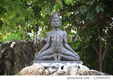 Statue of a hermit performing a massage therapy pose at Wat Phra Chetuphon Wimon Mangkhalaram or Wat Pho. This place is most famous for Thai massage. Located at Bangkok capital city in Thailand. 128949303
