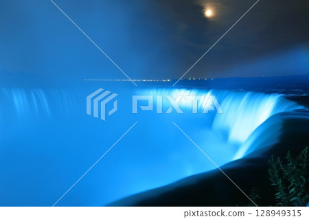 世界三大瀑布之一的加拿大尼加拉瀑布的燈光秀 128949315