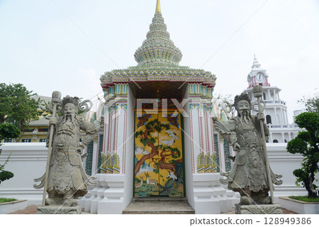 Chinese guardian statue at the gate of Wat Pho Which is one of the largest and oldest temples in Bangkok and is popular with both Thai and foreign tourists. 128949386
