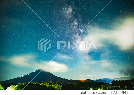 Mount Fuji and the Milky Way　 128949433