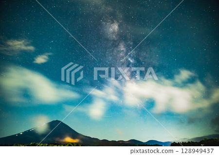 Mount Fuji and the Milky Way　 128949437