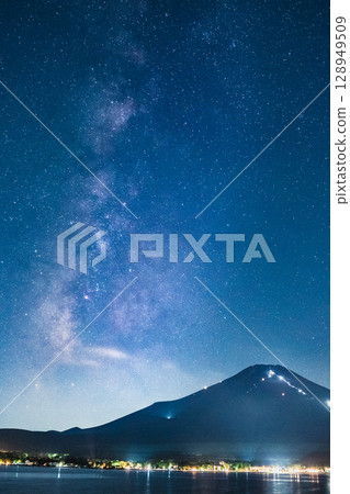 Mount Fuji and the Milky Way　 128949509