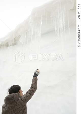 Tourists travel and play snow at Khardung La. This pass is located in the Ladakh mountains north of Leh and connects the Indus and Shyok river valleys and is the highest motorable road in the world. 128949635