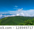 從蓼科山眺望雲層和藍天之上的壯麗山脊 128949717