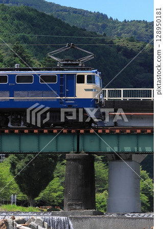 Blue Train Express, hauled by Oigawa Railway's E31-type locomotive, restored to the EF65-style paintwork, photographed on July 20, 2025 128950181