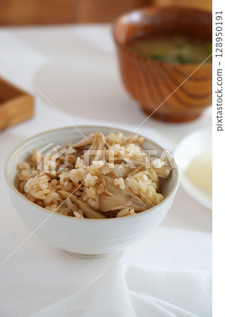 Maitake rice Maitake rice 128950191