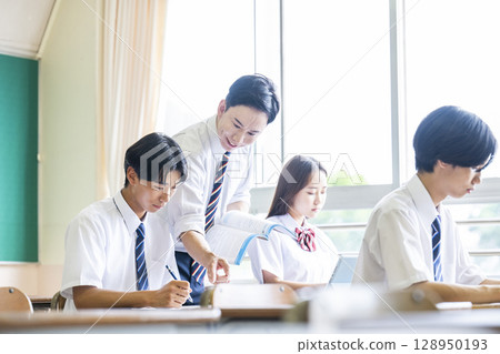 一名男老師正在教一名男學生 128950193