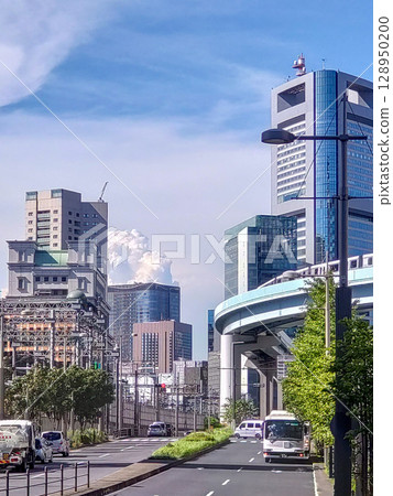 Hamamatsucho cityscape with cumulonimbus clouds looming on a summer day 128950200