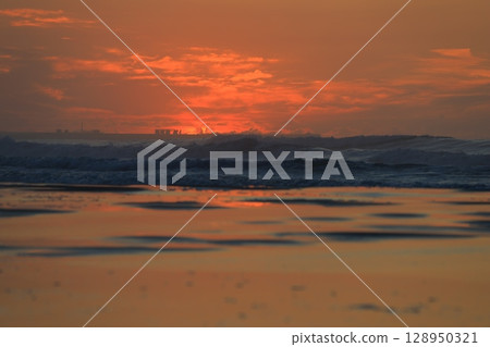 大海在早晨的陽光下染色 128950321