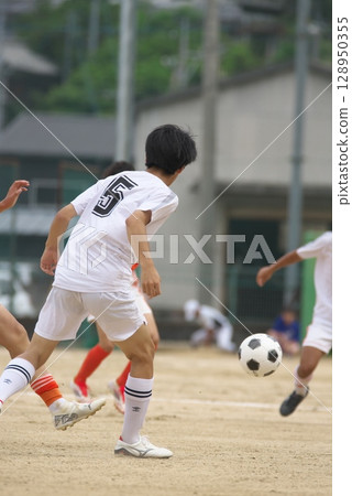 足球比賽，男孩，後視圖 128950355