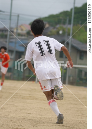 足球比賽,男孩,後視圖 足球比賽,男孩,後視圖 128950359