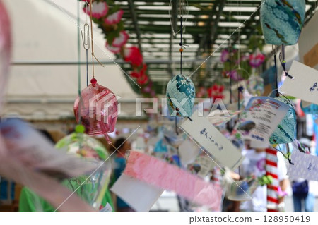 隨風搖曳的風鈴（川崎大師風鈴市場） 128950419