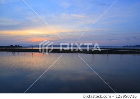 晨光反映在水面上 128950716