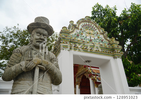 Chinese guardian statue at the gate of Wat Pho Which is one of the largest and oldest temples in Bangkok and is popular with both Thai and foreign tourists. 128951023