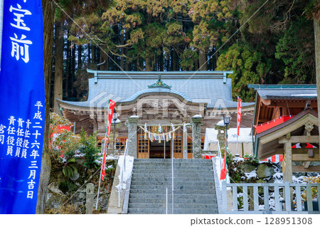 佐賀縣神崎市冬季白雪皚皚的宗振神社 128951308