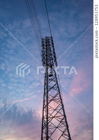 傍晚天空中可見的輸電線塔,色彩溫暖 傍晚天空中可見的輸電線塔,色彩溫暖 128951753