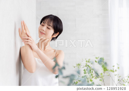靠在牆上的吊帶背心的女人 靠在牆上的吊帶背心的女人 128951928