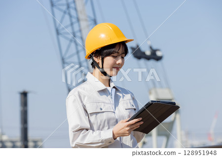 建築工地上穿著工作服的女人 128951948