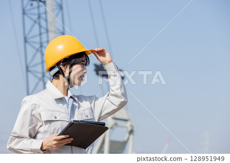 建築工地上穿著工作服的女人 建築工地上穿著工作服的女人 128951949