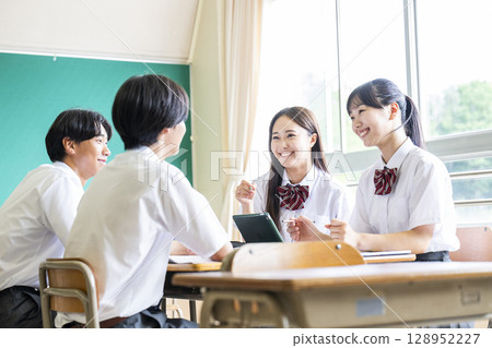 高中學生,男孩和女孩,小組作業,班級 高中學生,男孩和女孩,小組作業,班級 128952227