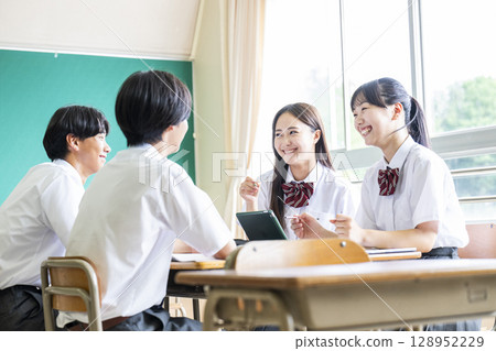 高中學生，男孩和女孩，小組作業，班級 128952229