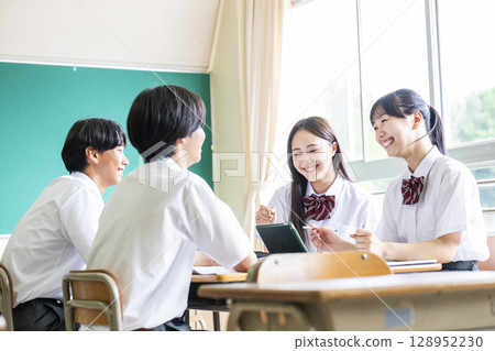 高中學生，男孩和女孩，小組作業，班級 128952230