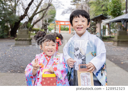 Shichigosan brother and sister Shichigosan brother and sister 128952323