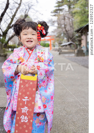 Girl Shichigosan portrait 128952327